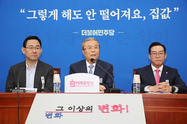 ▲ 지난 7월20일 국민의힘 비상대책위원회의 배경 현수막은 진성준 더불어민주당 의원의 '집값 안 떨어진다' 발언과 민주당 당색인 파란색으로 장식했다.ⓒ국민의힘