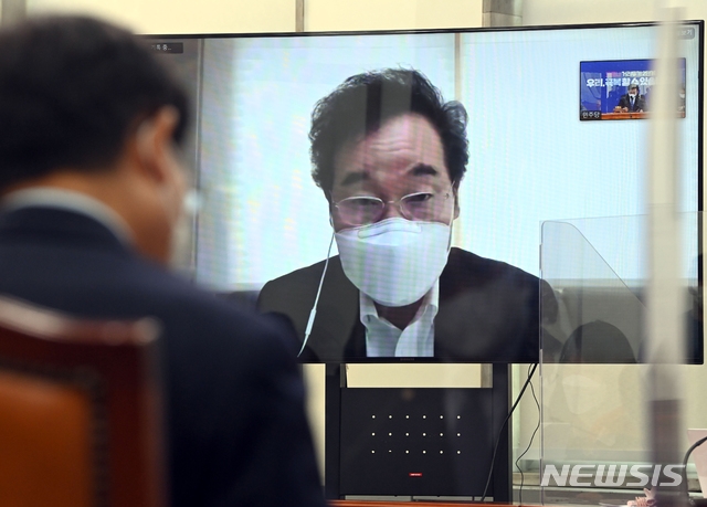 ▲ 이낙연 더불어민주당 대표가 27일 오전 국회에서 열린 최고위원회의에서 화상으로 참석해 모두발언을 하고 있다. (사진=공동취재사진) ⓒ뉴시스