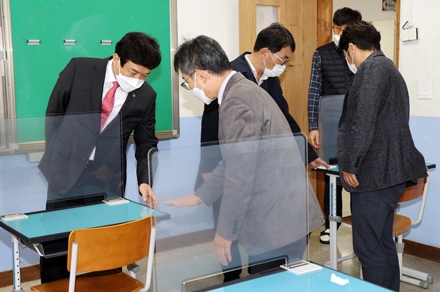 ▲ 수능시험을 앞두고 잇따라 고교생 감염으로 초비상이 걸린 가운데 김병우 충북도교육감은 27일 2021학년도 대학수학능력시험 시험장인 금천고등학교와 주성고등학교를 방문해 코로나19 방역 지침에 의해 달라진 시험환경을 점검했다.ⓒ충북도교육청