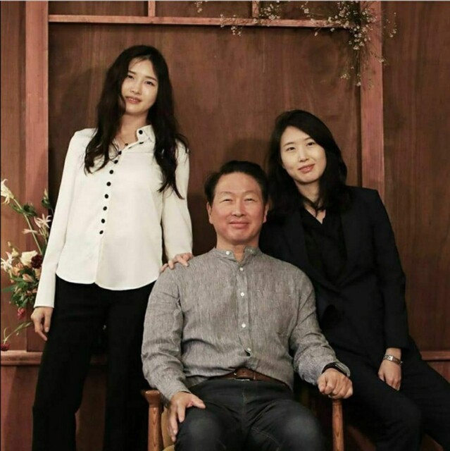 ▲ 전북 군산시 청년 창업가 사업장이 조성된 '로컬라이즈군산'의 한 사진관에서 가족사진을 촬영한 최태원 회장(가운데), 장녀 윤정씨(왼쪽), 차녀 민정씨(오른쪽) ⓒ로컬라이즈군산 페이스북