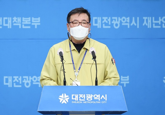 ▲ 정해교 대전시 보건복지국장이 최근 대전 청소업체와 가족식사모임과 관련한 확진자 발생과 관련해 28일 브리핑을 가졌다.ⓒ대전시