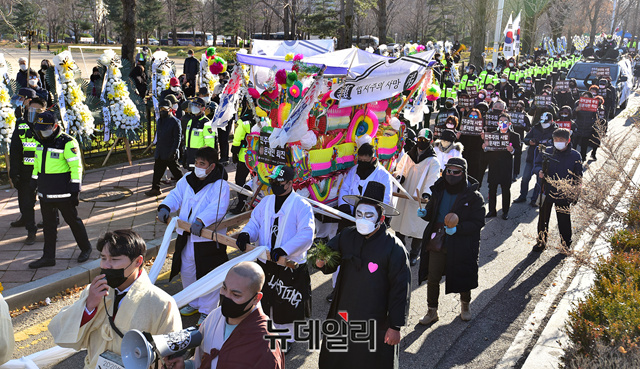 ▲ 자유연대·GZSS·공익지킴이센터 등 11개 우파시민단체가 28일 오후 경기도 과천 법무부 청사 앞에서 '민주주의·법무부 사망에 대한 진혼식과 상여 발인식'을 가졌다. ⓒ정상윤 기자