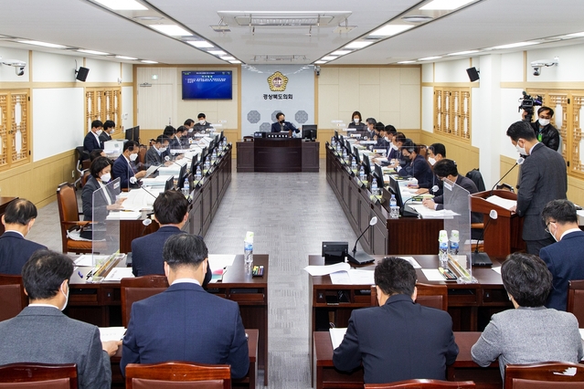▲ 경북도의회 예산결산특별위원회(위원장 최병준)는 예결특위 회의를 열어 경상북도지사가 제출한 2020년도 경상북도 일반 및 특별회계 제3회 추가경정 세입·세출 예산안을 심사하고 원안 가결처리했다.ⓒ경북도의회