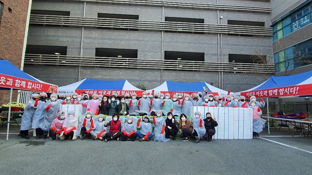 ▲ 국민의힘 대구시당(위원장 곽상도)은 지난 27일 대구시당 당사 앞 주차장에서 사랑의 김장나눔 봉사를 실시했다.ⓒ국민의힘 대구시당