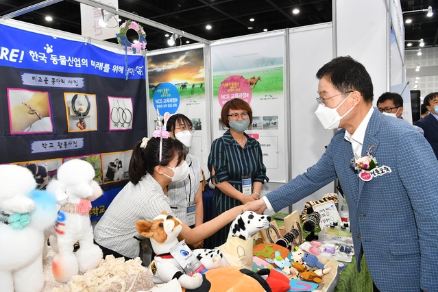 ▲ 경북교육청(교육감 임종식)은 지난 27일 교육부에서 발표한 ‘직업계고 졸업자 취업 통계 조사’결과 올해 최종 취업률 전국 1위라는 기록을 달성했다. 사진은 지난 7월에 열린 경북교육청 직업박람회장에서 임종식 교육감이 관계자와 인사를 나누는 장면.ⓒ경북교육청