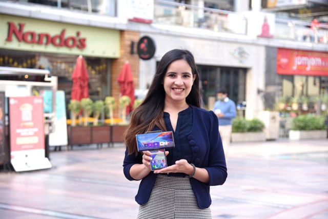 ▲ 인도 구르가온에 위치한 한 쇼핑몰에서 모델이 LG 윙을 소개하고 있다. ⓒLG전자