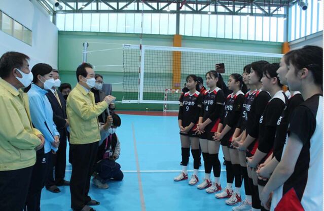 ▲ 정 총리는 대구스포츠단훈련센터 내 방역 상태를 점검하고 대구스포츠단의 코로나19에 대비한 훈련 상황을 둘러보면서 선수들을 격려했다.ⓒ대구시