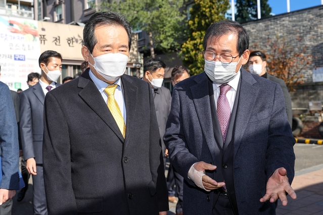 ▲ 대구시의회 장상수 의장(오른쪽)이 지난 28일 대구를 찾은 정세균 국무총리를 만나 통합신공항의 지역 거점공항으로서의 위상 보장 등 다양한 지역 현안을 건의했다.ⓒ대구시의회