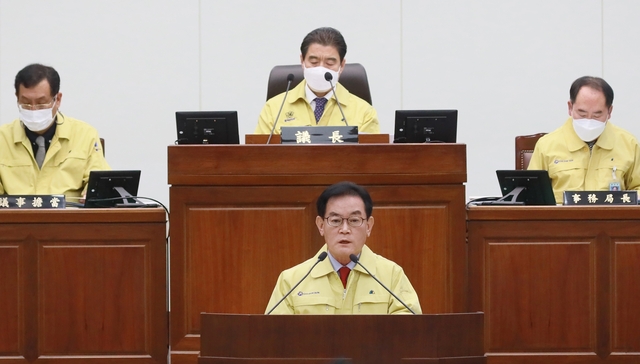 ▲ 백선기 칠곡군수가 지난 25일 열린 ‘제270회 칠곡군의회 제2차 정례회’에서 ‘시정연설’을 갖고 내년도 군정운영 방향을 제시했다.ⓒ칠곡군