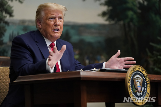 ▲ [워싱턴=AP/뉴시스] 도널드 트럼프 대통령이 26일(현지시간) 추수감사절을 맞아 백악관에서 해외 미군들과 화상 통화를 한 후 기자들과 얘기하고 있다. 지난 3일 대선이 끝난 후 트럼프 대통령이 연일 부정선거 의혹을 주장하며 소송을 제기함에 따라, 연방대법원으로 이목이 쏠리고 있다. ⓒ뉴시스