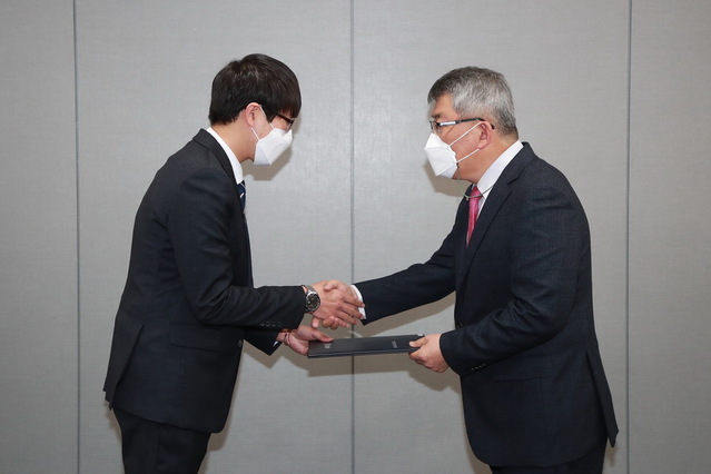 ▲ 예천군(군수 김학동)이 2020년 혁신 우수사례 평가를 실시하고 실‧과‧소 및 읍면 우수사례를 각 3건씩 선정했다. 사진은 김학동 군수(오른쪽)가 친절공무원에 대한 시상을 하고 있는 장면.ⓒ예천군