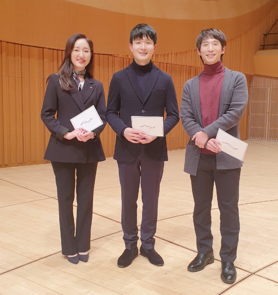 ▲ 왼쪽부터 김시진 롯데콘서트홀 하우스 매니저, 피아니스트 선우예권, 오르가니스트 박준호.ⓒ롯데문화재단