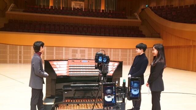 ▲ 박준호 오르가니스트가 오르간 모바일 콘솔에 대해 설명하는 모습.ⓒ롯데문화재단