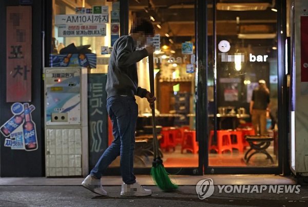 ▲ 1일부터 사회적 거리두기 ‘2단계 플러스알파(+α)’가 재시행 되면서 연말 성수기를 앞둔 주류업계가 비상이 걸렸다.코로나19 여파로 저녁 모임을 자제하는 분위기가 보편화된데다 최근에는 수도권 지역을 중심으로 사회적 거리두기 2단계 시행으로 주요 상권에서의 주류 매출 감소세가 나타나서다.ⓒ연합뉴스