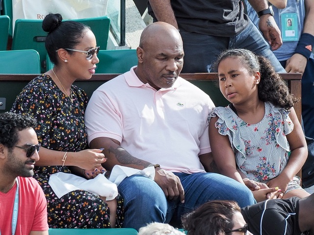 ▲ 가족과 함께 프랑스 오픈 테니스 대회를 관전하고 있는 마이크 타이슨. ⓒ스플래시닷컴