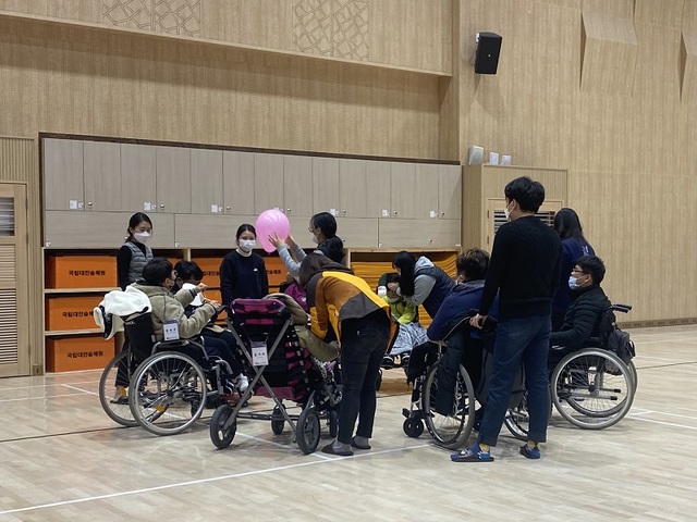▲ 대전마케팅공사가 30일 장애인 가족과 함께 대청호 오백리길 탐방 등‘휴식지원 프로그램’을 진행했다.ⓒ대전마케팅공사