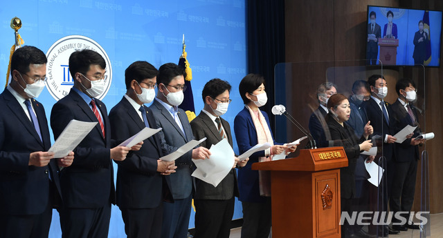 ▲ 백혜련 더불어민주당 법제사법위원회 간사를 비롯한 위원들이 지난 19일 오전 서울 여의도 국회 소통관에서 공수처장 후보 추천 무산 관련 기자회견을 하고 있다. ⓒ뉴시스