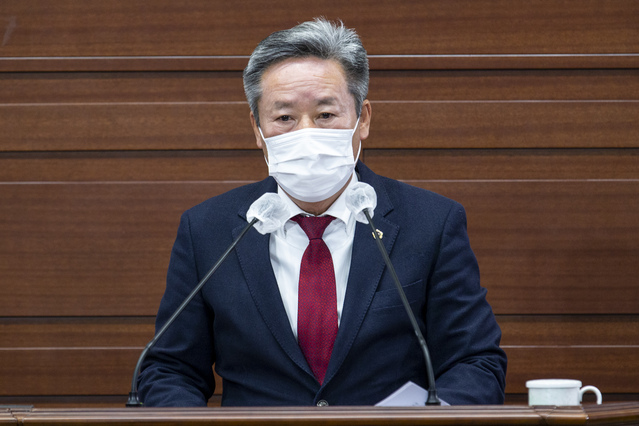 ▲ 박권현 경북도의회 의원(청도)은 30일 도의회 제320회 제2차 정례회 제3차 본회의 도정질문을 통해 △ 조례 시행규칙 미제정 문제 △ 새마을운동 사업 재정비 및 포상 관련 △ 대구·경북통합신공항과 연계한 남부권 식품산업단지 청도 유치 △ 청도소싸움경기장 지원 대책 등에 대한 심도있는 질문을 던졌다.ⓒ경북도의회