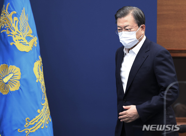 ▲ 문재인 대통령이 30일 오후 청와대에서 열린 수석·보좌관회의에 참석하고 있다. ⓒ뉴시스