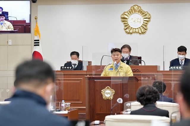 ▲ 이희진 군수는 영덕군의회에서 시정연설을 하고 있다.ⓒ영덕군