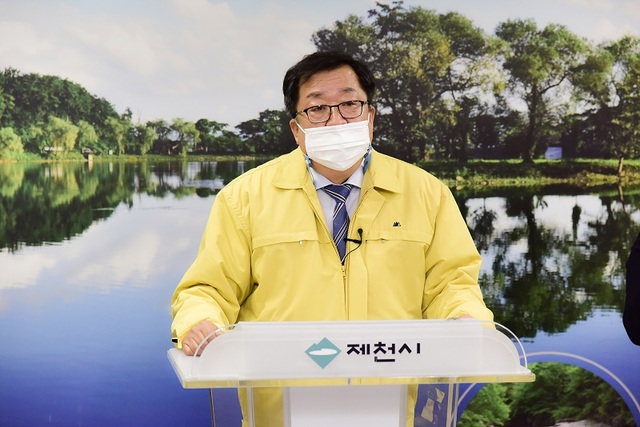 ▲ 이상천 제천시장이 30일 김장모임발 코로나19 집단 발병과 관련해 긴급 브리핑을 하고 있다.ⓒ제천시