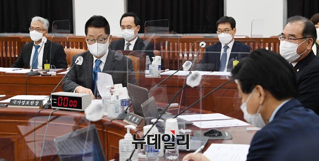 ▲ 박지원 국가정보원장이 30일 오후 국회에서 열린 정보위원회 전체회의에 출석해 앉아 회의시작을 기다리고 있다.ⓒ공동취재단
