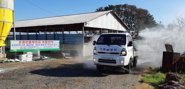 ▲ 방역차를 통해 농장 소독을 하고 있는 모습.ⓒ포항시
