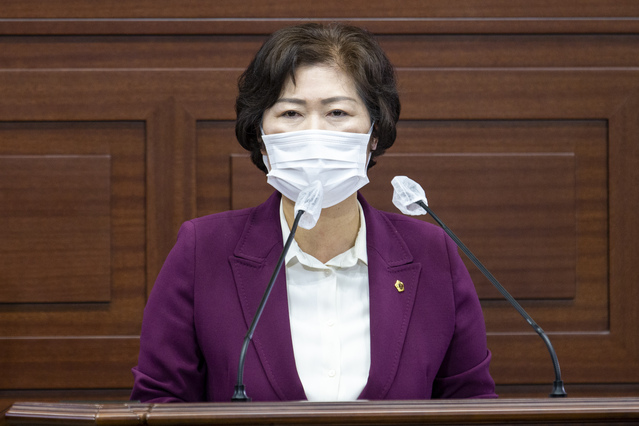 ▲ 경북도의회 남영숙 의원(상주)은 30일 제320회 경상북도의회 정례회 제3차 본회의 도정질문을 통해 경로당 행복도우미 사업 개선, 퇴비부숙도 검사 시행 유예 등을 촉구했다.ⓒ경북도의회