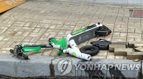 ▲ 사고난 킥보드(위사진은 특정사실과 관련없음)ⓒ연합뉴스