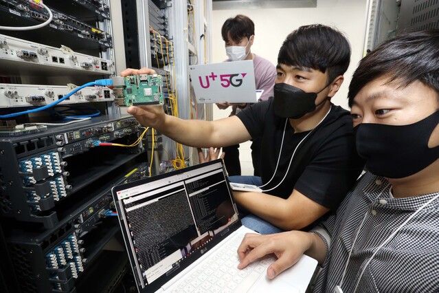▲ LG유플러스 직원들이 양자내성암호 기술을 검증하고 있는 모습.ⓒLG유플러스