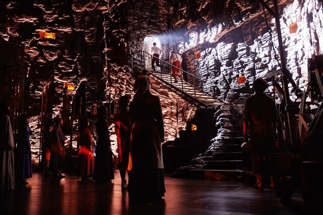 ▲ 뮤지컬 '맨오브라만차' 2015 피날레 장면.ⓒ오디컴퍼니