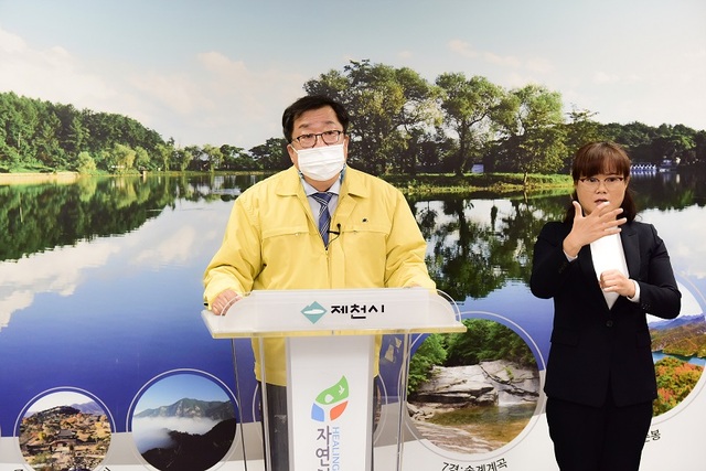 ▲ 김장모임발 코로나19 확산과 관련해 브리핑을 하는 이상천 제천시장.(자료사진)ⓒ제천시