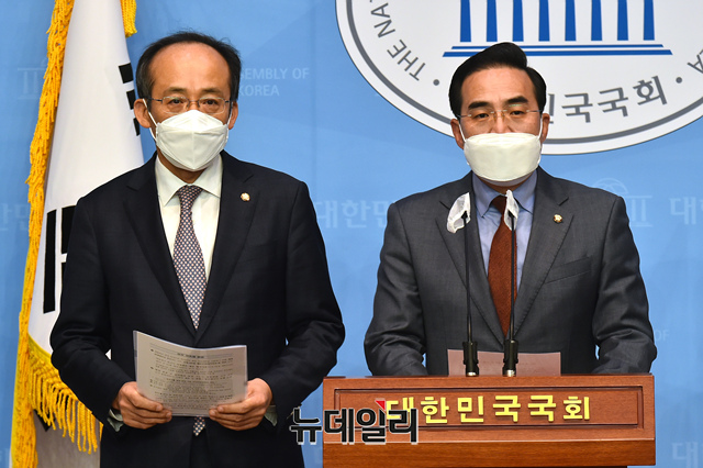 ▲ 국회 예산결산특별위원회의 간사인 박홍근 더불어민주당 의원(오른쪽)과 추경호 국민의힘 의원이 1일 오전 국회 소통관에서 기자회견을 열고 2021회계연도 예산안 처리를 위한 합의문을 발표하고 있다.ⓒ