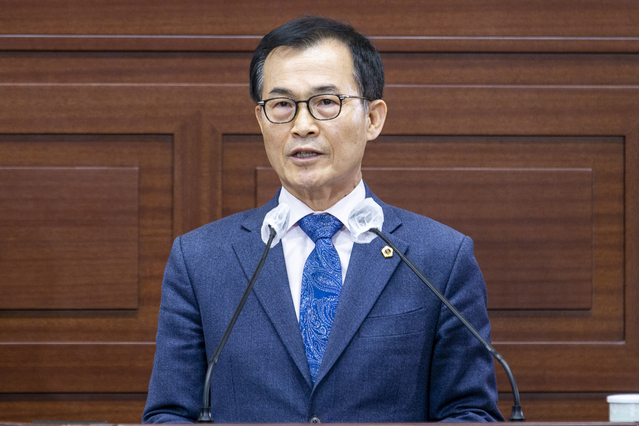 ▲ 국민의힘 김성진 의원(안동)은 1일 오후 제320회 2차 정례회 본회의 도정질문에 나서 대구경북행정통합에 강한 비판의 목소리를 높였다. 그는 이철우 지사를 향해 지사직을 걸고 행정통합에 나서라고 지적했다.ⓒ경북도의회