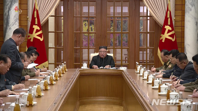 ▲ 김정은(가운데) 국무위원장이 지난 29일 북한 평양 노동당 본부청사에서 열린 조선노동당 중앙위원회 제7기 제21차 정치국 확대회의를 주재했다고 30일 조선중앙TV가 보도하고 있다. (사진=조선중앙TV 캡처 ⓒ뉴시스