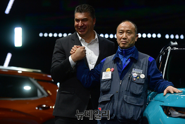 ▲ 사진 왼쪽부터 카허 카젬 한국지엠 사장, 김성갑 한국지엠 노동조합위원장 ⓒ뉴데일리DB