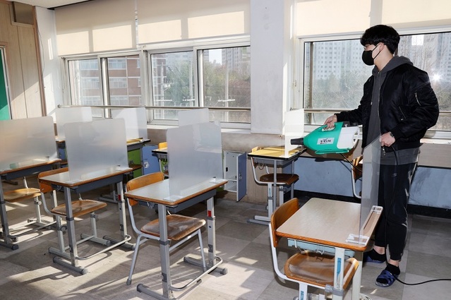 ▲ 3일 2021학년도 대학수학능력시험을 앞두고 충북 청주 청석고등학교에 마련된 시험장에서 학교 관계자가 코로나19 방역을 하고 있다.ⓒ충북도교육청