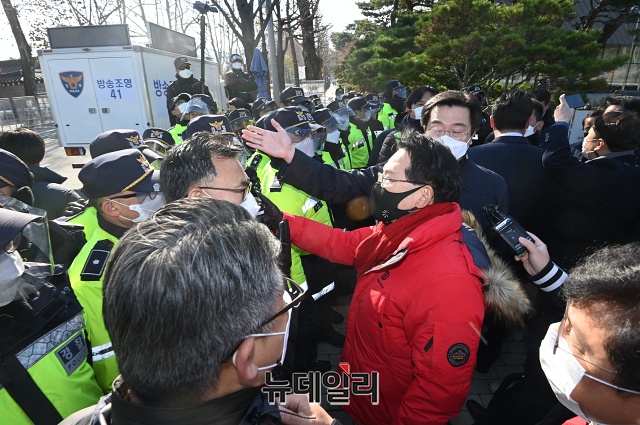 ▲ 국민의힘 초선의원들이 지난달 30일 오전 서울 종로구 청와대 앞에서 추미애 법무부 장관의 윤석열 검찰총장 직무정지와 징계청구 등에 항의해 청와대 연풍문으로 이동하는 중 경찰과 대치하고 있다.ⓒ권창회 기자