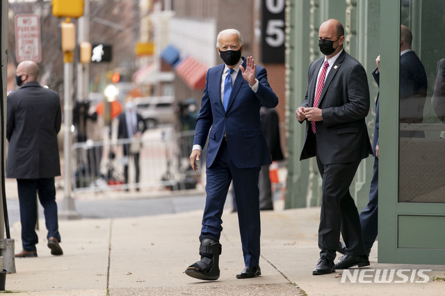 ▲ [윌밍턴=AP/뉴시스] 조 바이든 미국 대통령 당선인이 1일(현지시간) 델라웨어주 윌밍턴에 있는 퀸 극장에서 기자회견을 마치고 오른발에 깁스를 한 채 나오면서 인사하고 있다. ⓒ뉴시스