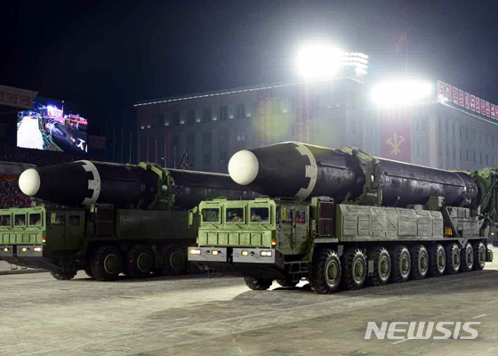 ▲ 북한 노동신문이 보도한 지난 10월 10일 평양 김일성광장에서 열린 '조선노동당 창건 75주년 경축 열병식'에 등장한 대륙간탄도미사일(ICBM) '화성-15'. (사진=노동신문 캡처) ⓒ뉴시스