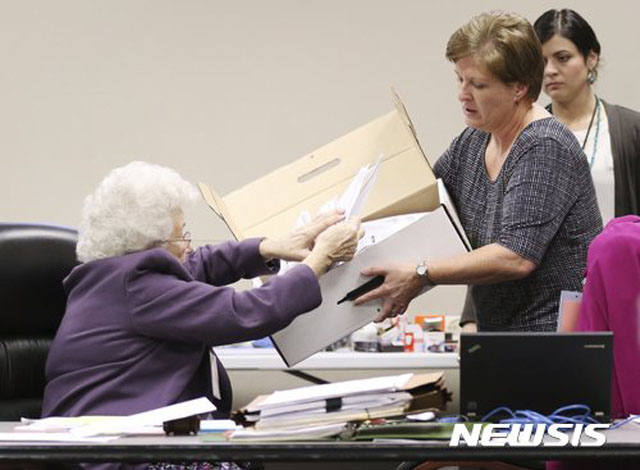 ▲ 2016년 12월 위스콘신주 메디슨시 재검표 모습. 당시에는 재검표 결과 트럼프 대통령이 힐러리 후보보다 2만2000표를 더 얻은 것으로 나타났다. ⓒ뉴시스 AP. 무단전재 및 재배포 금지.