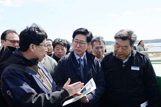 ▲ 양승조 충남도지사가 지난해 3월 31일 부남호 역간척 사업이 추진되고 있는 현지를 방문, 관계자로부터 추진상황에 대해 보고를 받고 있다.ⓒ충남도