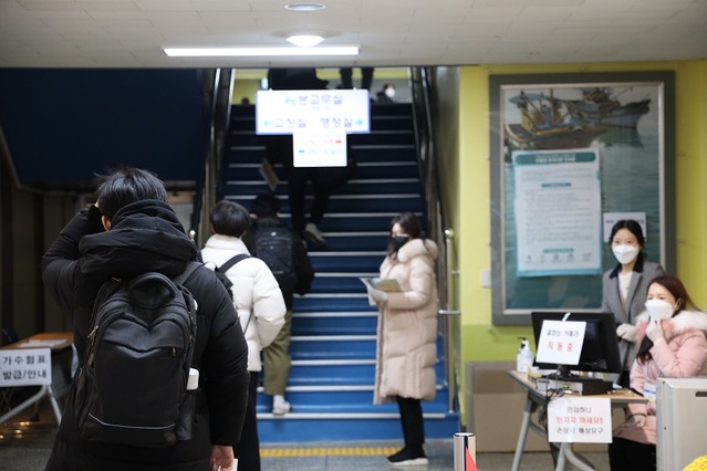 ▲ 3일 오전 2021학년도 수능시험을 보기 위해 학생들이 충남도교육청 제1시험장인 온양고등학교에 입실하고 있다.ⓒ충남도교육청