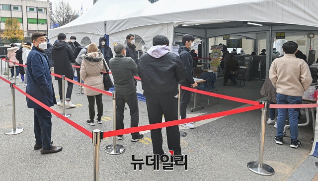 ▲ 서울 강남구 보건소에 마련된 선별진료소에서 검사를 받기 위해 줄 서있는 시민들의 모습이다. ⓒ권창회 기자