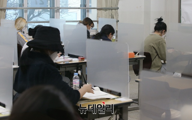 ▲ 2021학년도 대학수학능력시험일인 3일 오전 서울 강남구 개포고등학교에서 한 수험생이 모의고사 문제를 풀고 있다. ⓒ(사진=공동취재단)