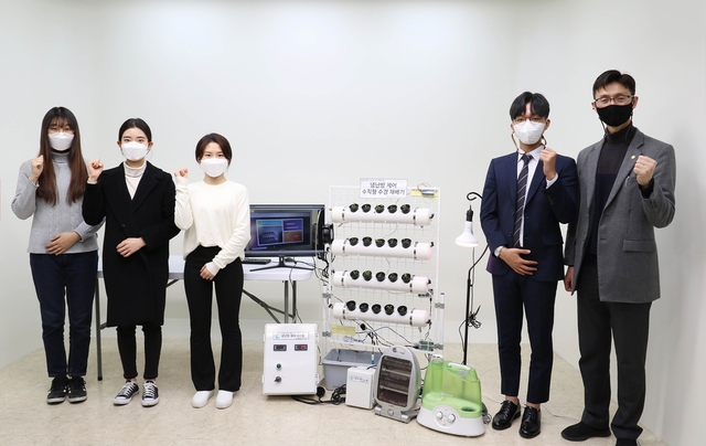 ▲ 진전문대 컴퓨터정보계열이 ‘2020 이브와 ICT멘토링’에 3개 팀이 입상했다. 사진은 이 대회 은상 수상팀인 해커즈랩 박수진, 사공인, 손은실, 김태영 학생과 고정호 지도교수(왼쪽부터)가 수상 작품을 배경으로 포즈를 취한 모습.ⓒ영진전문대