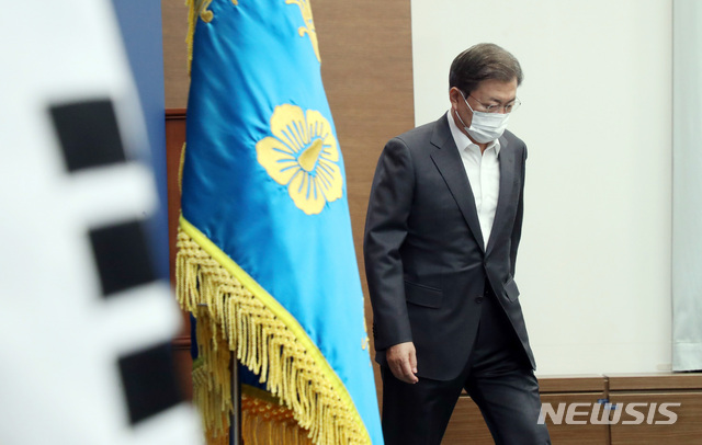 ▲ 문재인 대통령이 1일 오전 청와대 여민관에서 열린 영상 국무회의에 참석하고 있다. ⓒ뉴시스