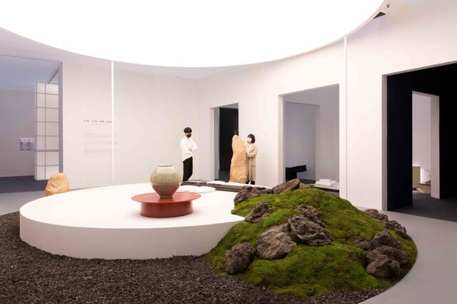 ▲ '2020 공예트렌드페어'를 방문한 관람객이 주제관 부스에서 작품을 둘러보고 있다.ⓒ한국공예·디자인문화진흥원