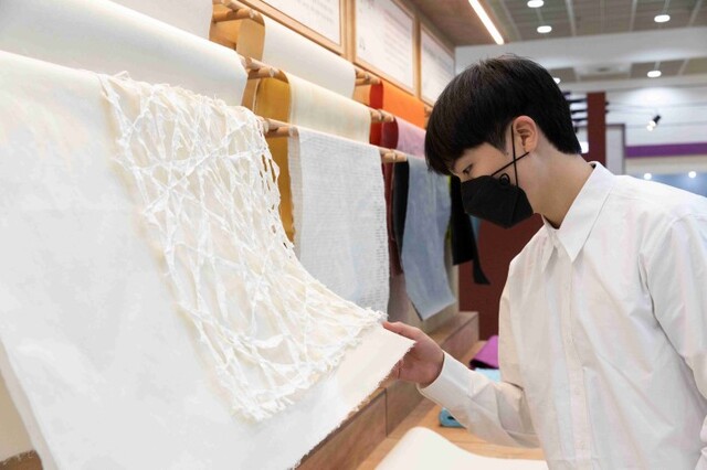 ▲ '2020 공예트렌드페어'를 방문한 관람객이 한지분야 육성지원 프로젝트로 마련된 부스를 둘러보고 있다.ⓒ한국공예·디자인문화진흥원