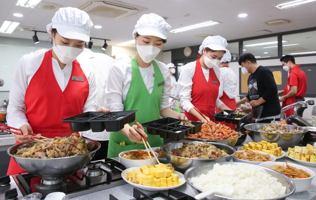 ▲ 도시락 제조 봉사 중인 직원 ⓒ 티웨이항공